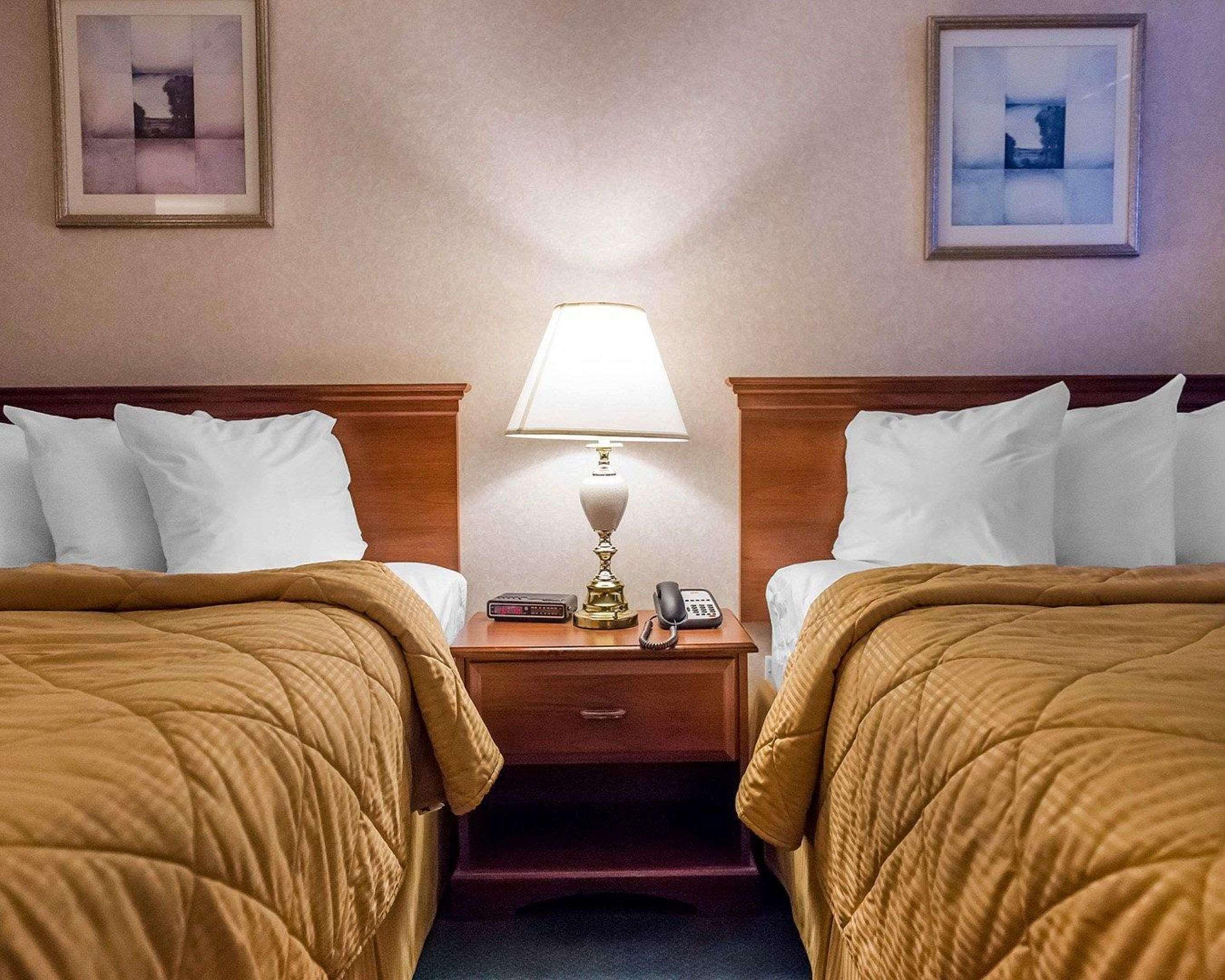 Econo Lodge Smiths Falls Bagian luar foto