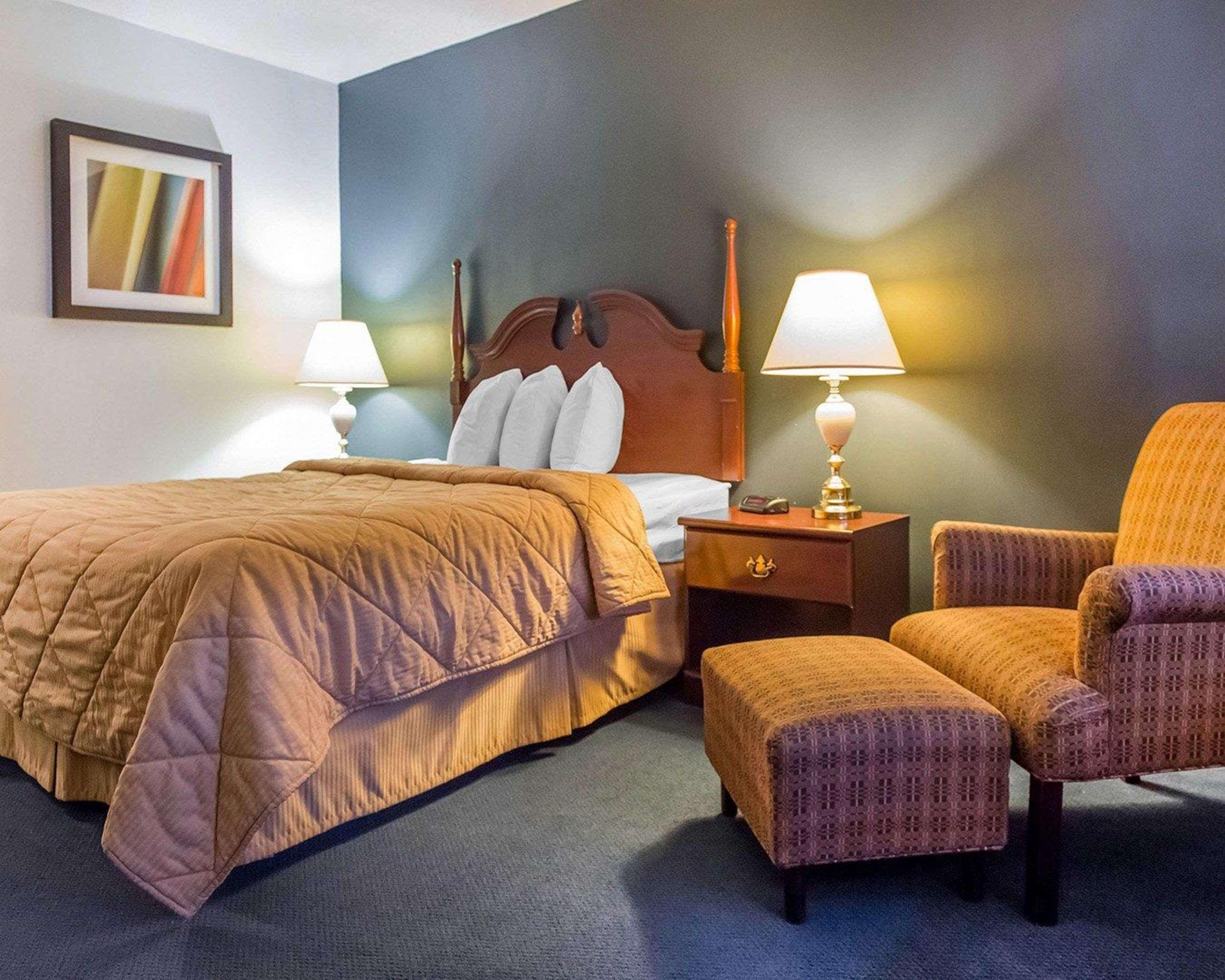 Econo Lodge Smiths Falls Bagian luar foto