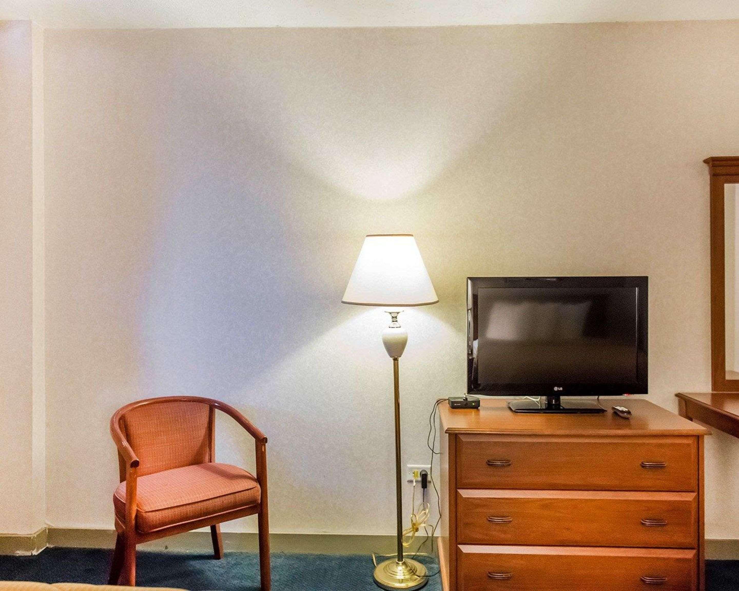 Econo Lodge Smiths Falls Bagian luar foto