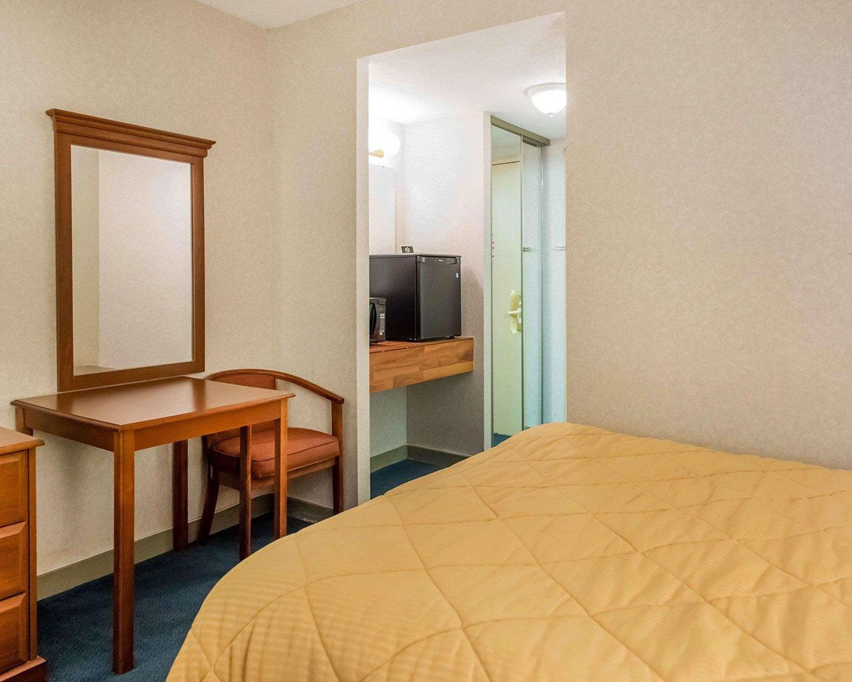 Econo Lodge Smiths Falls Bagian luar foto