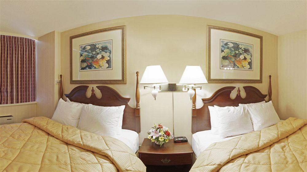 Econo Lodge Smiths Falls Bagian luar foto