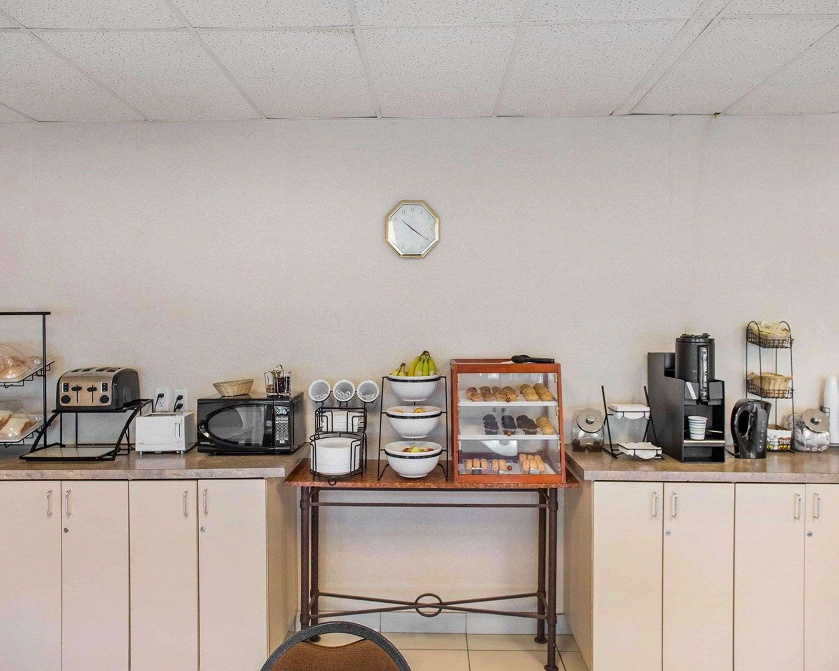 Econo Lodge Smiths Falls Bagian luar foto