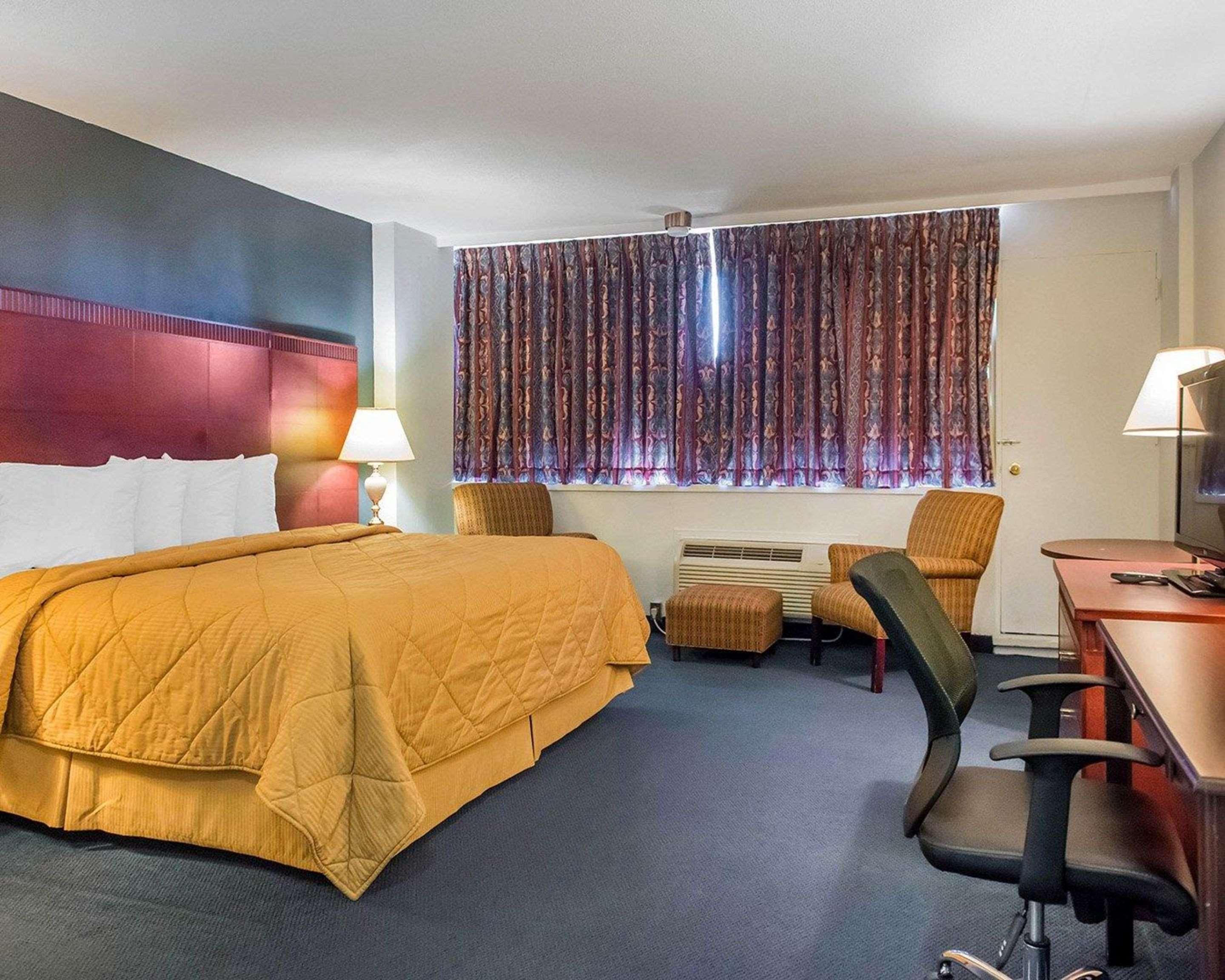 Econo Lodge Smiths Falls Bagian luar foto
