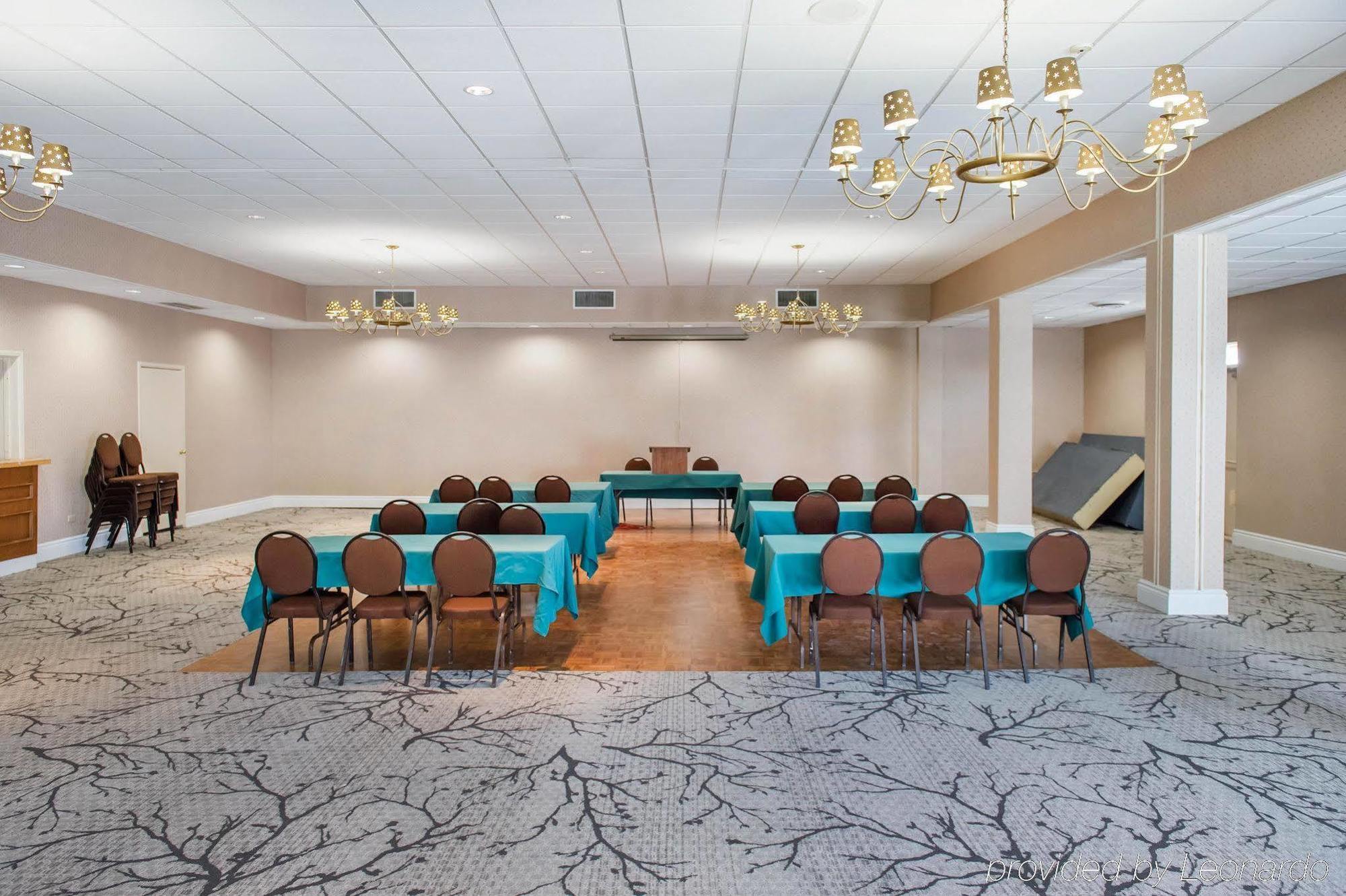 Econo Lodge Smiths Falls Bagian luar foto