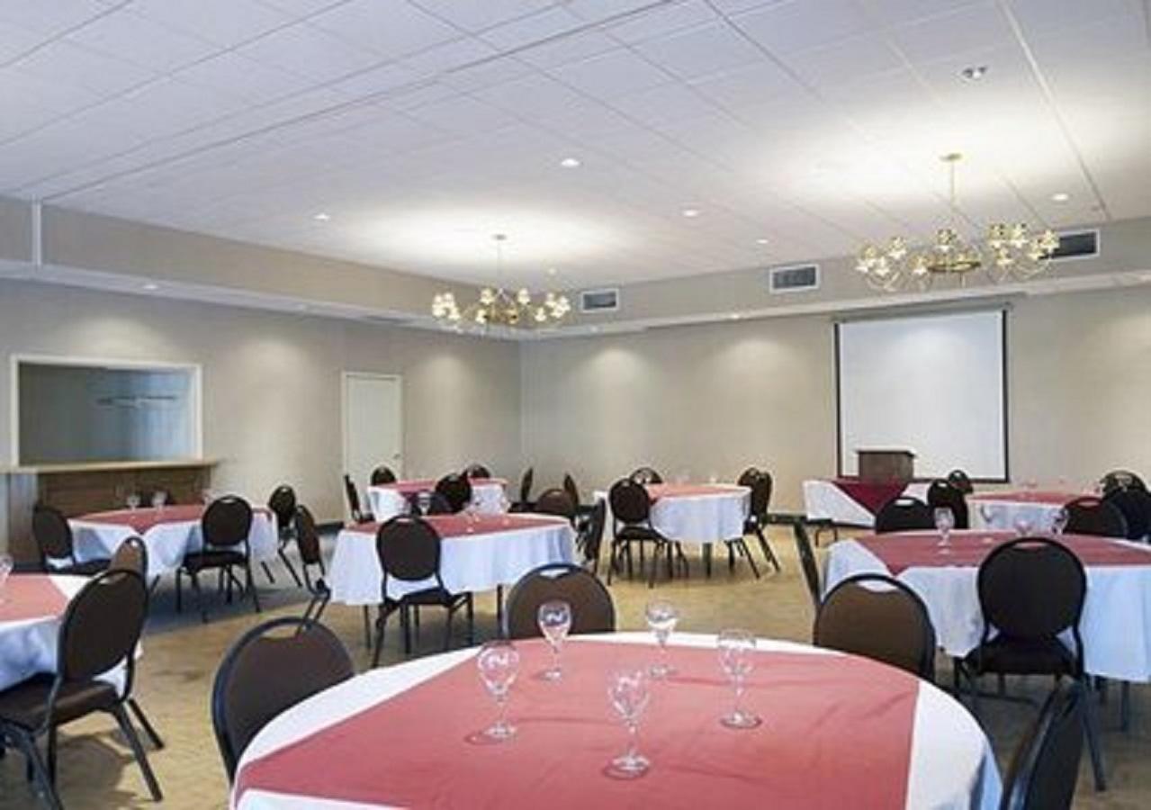 Econo Lodge Smiths Falls Restoran foto
